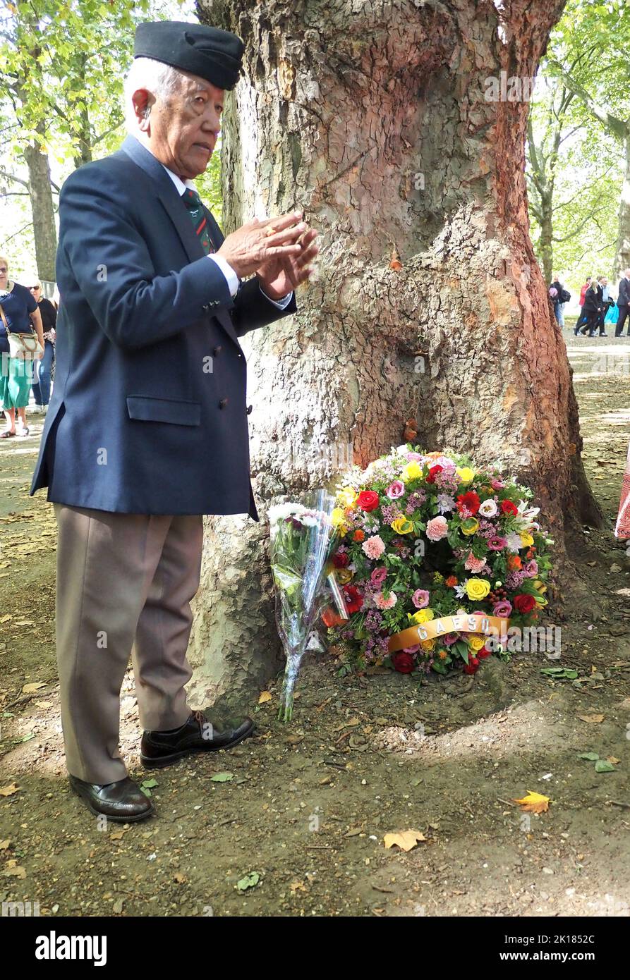 Londres, Royaume-Uni. 16th septembre 2022. Des représentants de la communauté népalaise et d'anciens membres du service armé jettent des fleurs en hommage à la reine Elizabeth. Crédit : Brian Minkoff /Alay Live News Banque D'Images