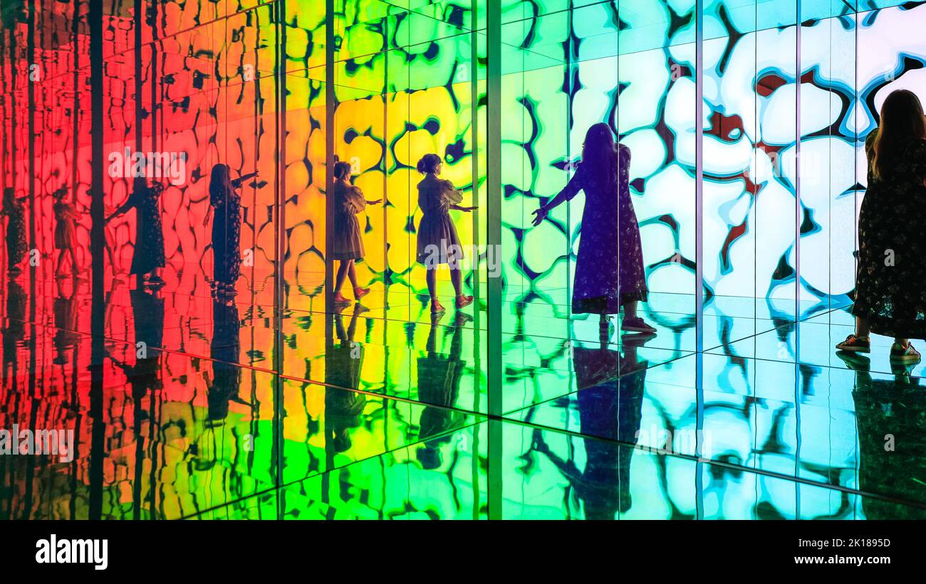 Londres, Royaume-Uni. 16th septembre 2022. Le personnel du Festival pose avec l'installation. INTO SIGHT invite le public du London Design Festival à s'installer à grande échelle, conçu comme une expérience sensorielle. Les systèmes d'affichage LED Crystal de Sony sont utilisés avec le son génératif, les murs en verre transparent et les miroirs. Cette année, le London Design Festival célèbre son anniversaire de 20th et revient dans la capitale à partir du 17-25 septembre 2022. Credit: Art Press/Alamy Live News Banque D'Images