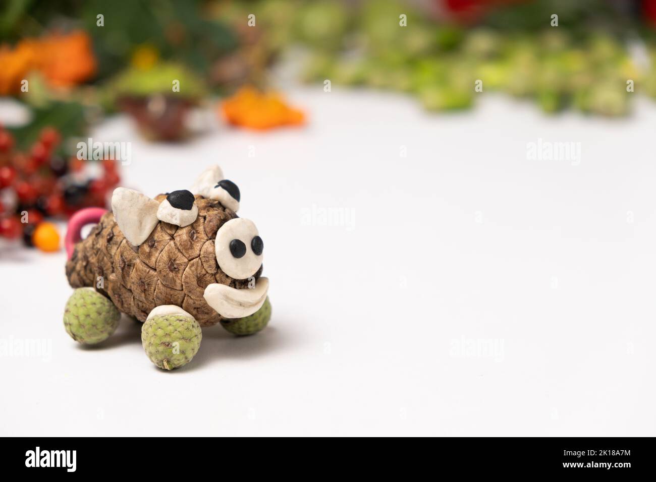 Figurine de porc en cône et en plasticité, artisanat pour enfants, espace pour le texte Banque D'Images