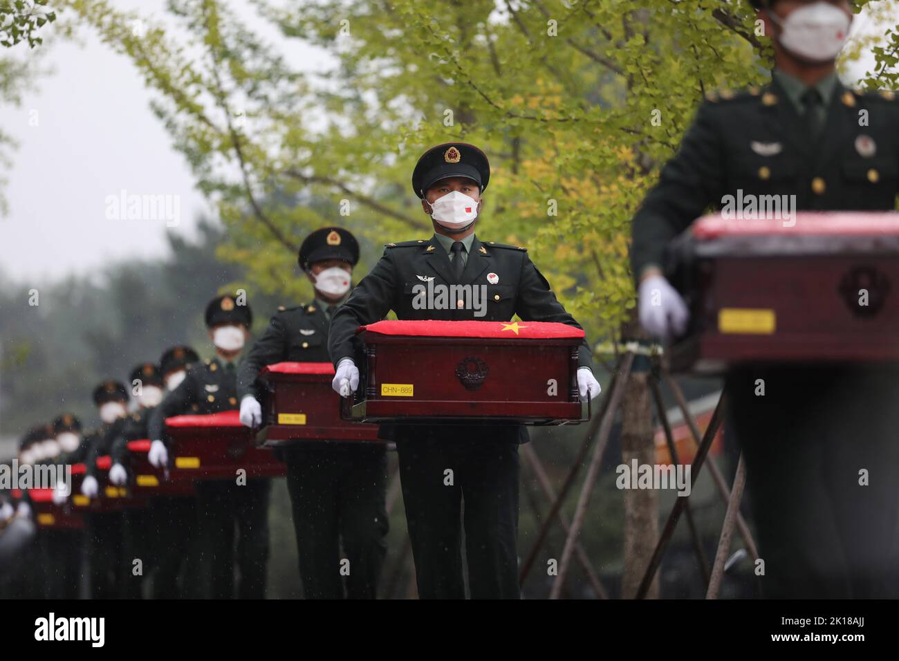 Shenyang, province chinoise de Liaoning. 16th septembre 2022. Les cercueils contenant les restes des martyrs des volontaires du peuple chinois (CPV) sont escortés au cimetière des martyrs du CPV à Shenyang, province de Liaoning, dans le nord-est de la Chine, le 16 septembre 2022. Les restes de 88 soldats chinois tués dans la guerre pour résister à l'agression américaine et aide Corée est retourné en Chine vendredi de la République de Corée (ROK). C'est le neuvième rapatriement depuis 2014. Credit: Yao JIANFENG/Xinhua/Alay Live News Banque D'Images