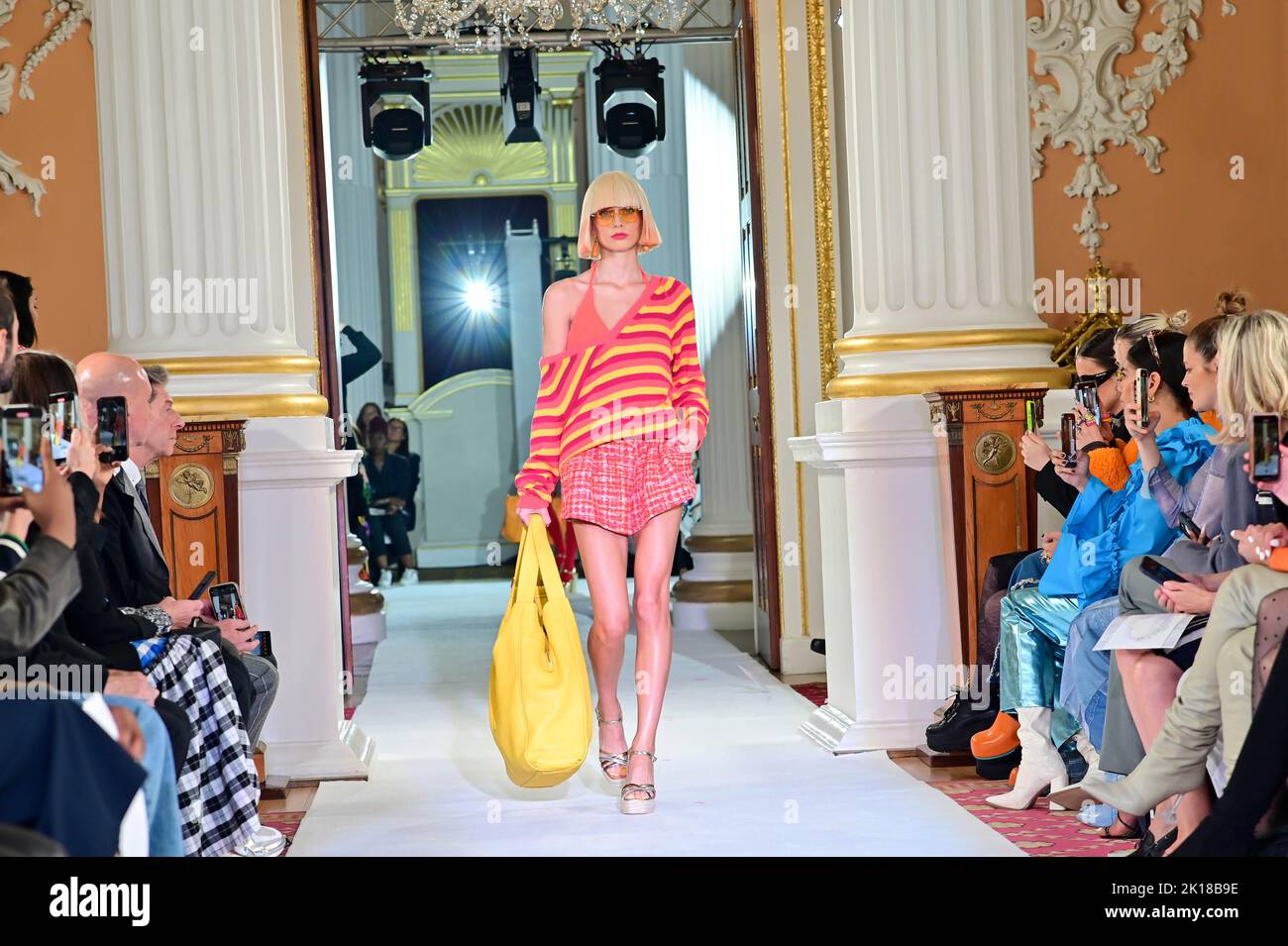 Londres, Royaume-Uni. 16th septembre 2022. Paul Costelloe présente au LFW SE23 à la salle Egyptian, Mansion House - Walbrook, EC4N 8BH, Londres, Royaume-Uni. - 16 septembre 2022. Crédit : voir Li/Picture Capital/Alamy Live News Banque D'Images