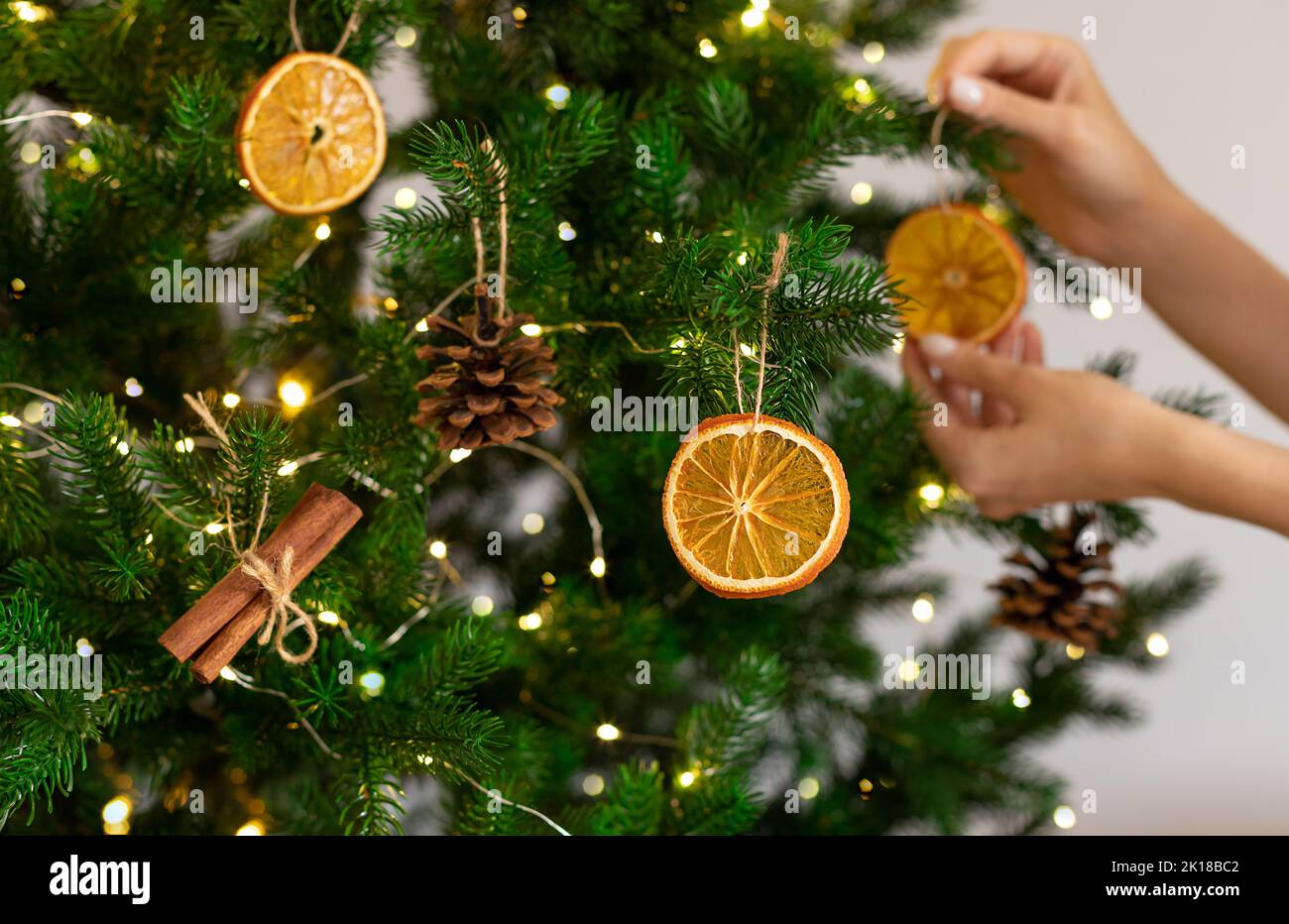 Arbre de Noël avec des oranges séchées, des cônes et des bâtons de cannelle Banque D'Images