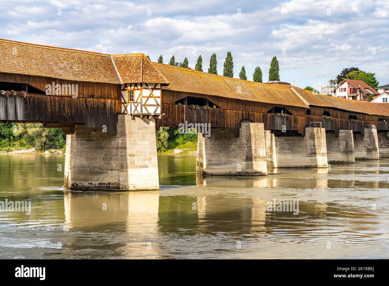 Die längste gedeckte Holzbrücke Europas, die Holzbrücke Bad Säckingen über den Rhein, Landkreis Waldshut, Baden-Württemberg, Deutschland | le Bois Banque D'Images