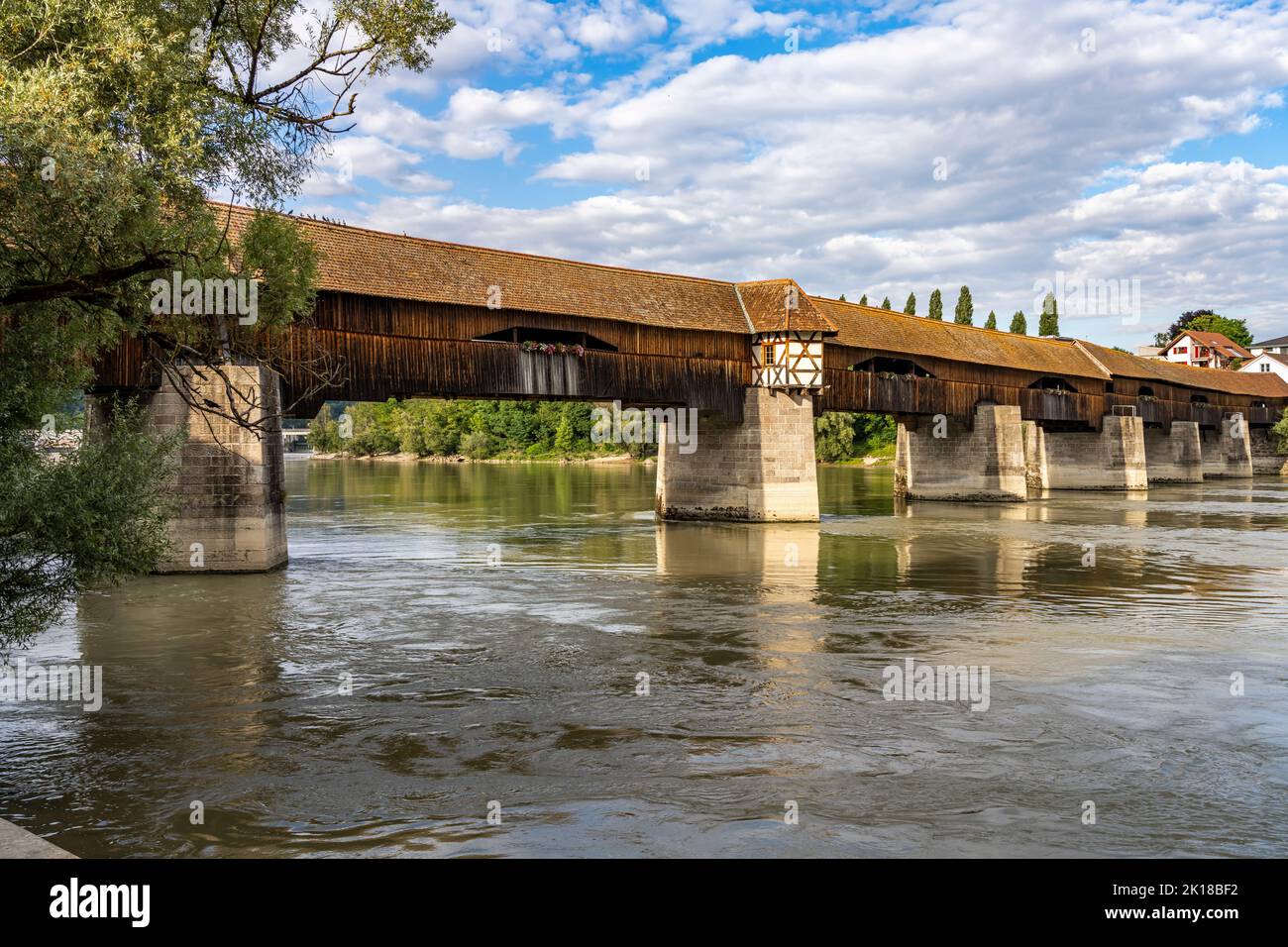 Die längste gedeckte Holzbrücke Europas, die Holzbrücke Bad Säckingen über den Rhein, Landkreis Waldshut, Baden-Württemberg, Deutschland | le Bois Banque D'Images