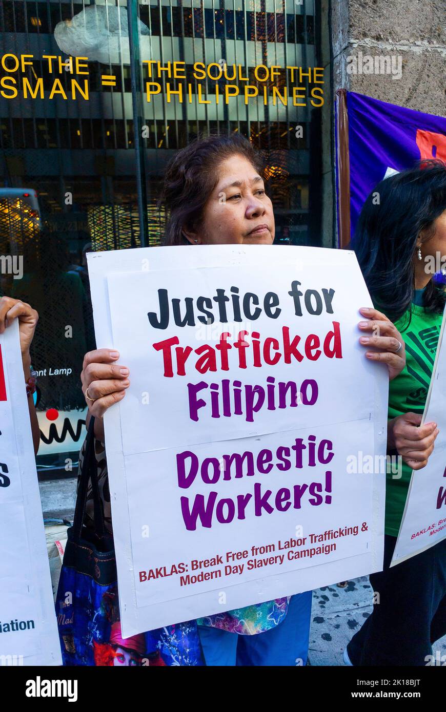 New York City, NY, USA, Groupe des femmes immigrées manifestant contre la traite des êtres humains des domestiques philippins, des femmes de ménage, tenant des panneaux de protestation sur la rue, nous discriminant, les femmes avec des panneaux Banque D'Images