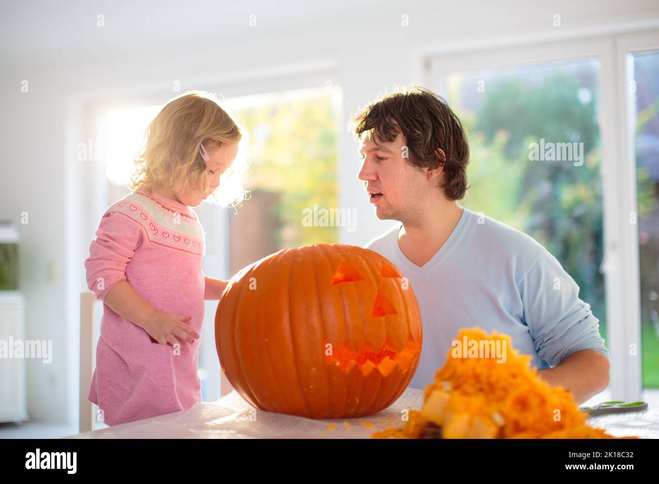 Père et enfant sculptant de la citrouille pour Halloween. Jack-o-lanterne pour papa et petite fille pour les friandises et la décoration d'entrée à la maison. Banque D'Images