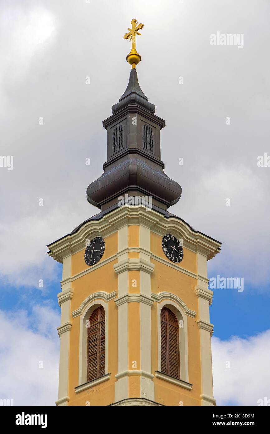 Tour de l'horloge à l'église orthodoxe serbe dans le village de Simanovci Banque D'Images