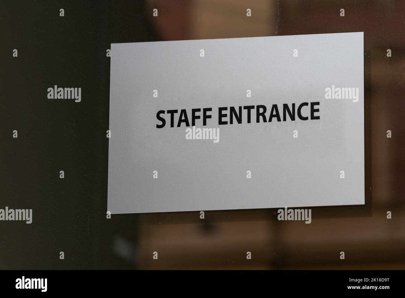 Information sur l'affiche d'entrée du personnel à la porte vitrée Banque D'Images