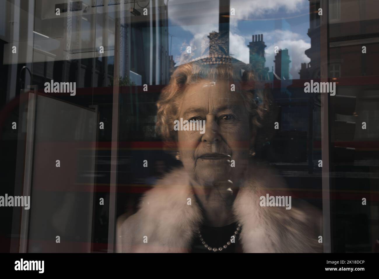 Londres, Royaume-Uni. 16 septembre 2022. Une image de la reine Elizabeth II est exposée sur une vitrine en hommage au monarque britannique, dans le centre de Londres. Date de la photo: Vendredi 16 septembre 2022, Londres. Crédit : Isabel Infantes/Alay Live News Banque D'Images