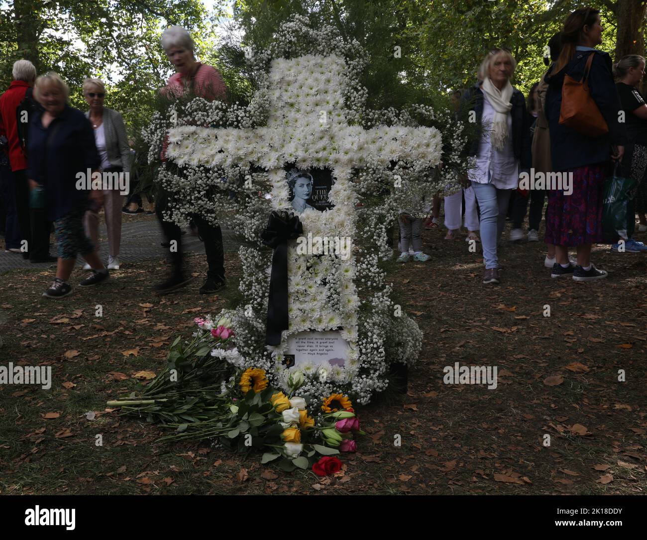 Londres, Royaume-Uni. 16 septembre 2022. Une croix de fleurs dans Green Park, près de Buckingham Palace, Londres, pour respecter la reine Elizabeth II après la mort du monarque britannique. Date de la photo: Vendredi 16 septembre 2022, Londres. Crédit : Isabel Infantes/Alay Live News Banque D'Images