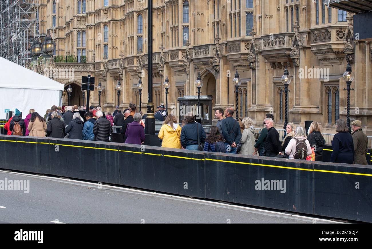 Londres, Royaume-Uni. 16th septembre 2022. Se diriger vers la fin de la file d'attente près de Westminster Hall. Crédit : John Eveson/Alamy Live News Banque D'Images