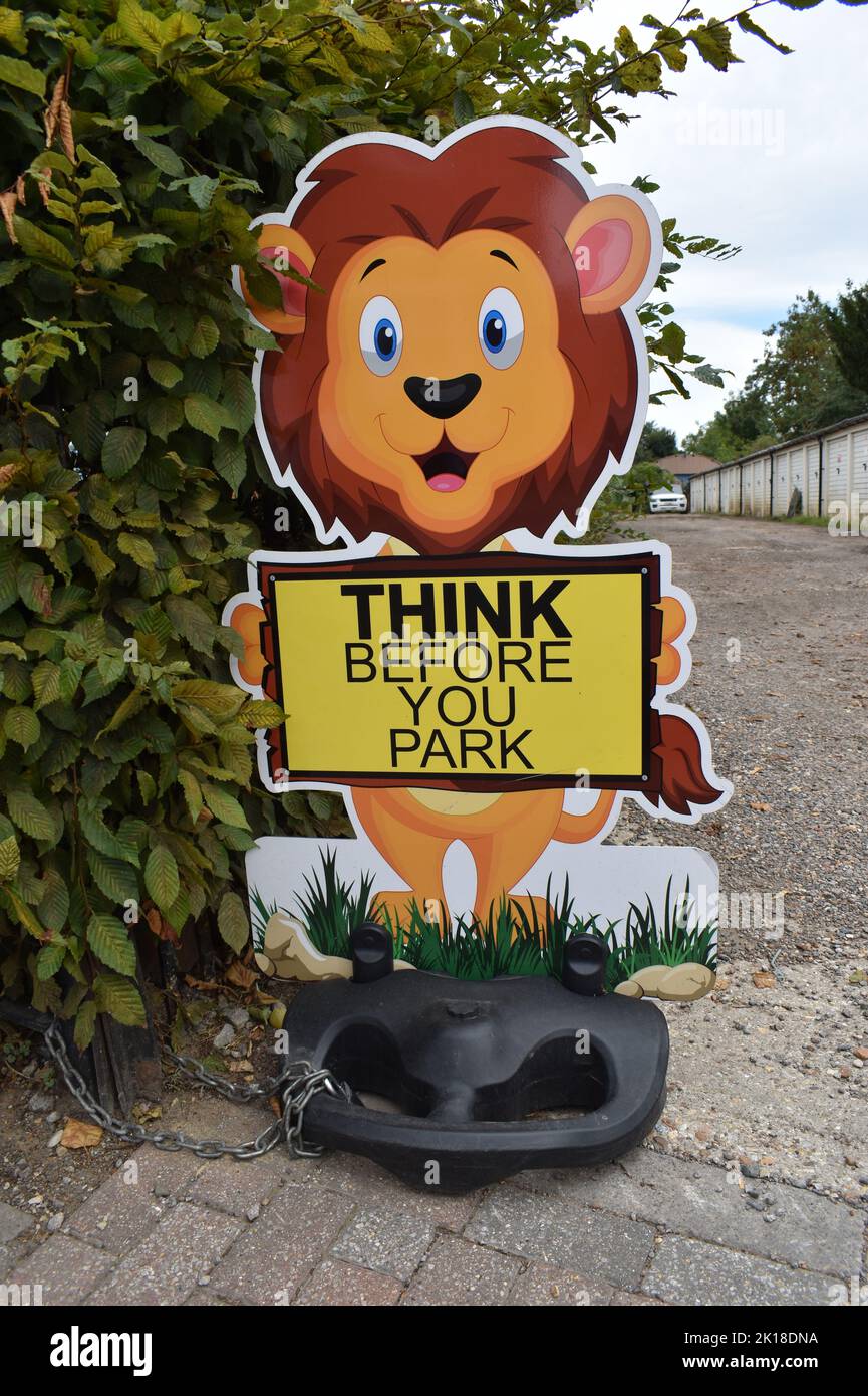 Panneau près d'une école: "Pensez avant de vous garer". Banque D'Images