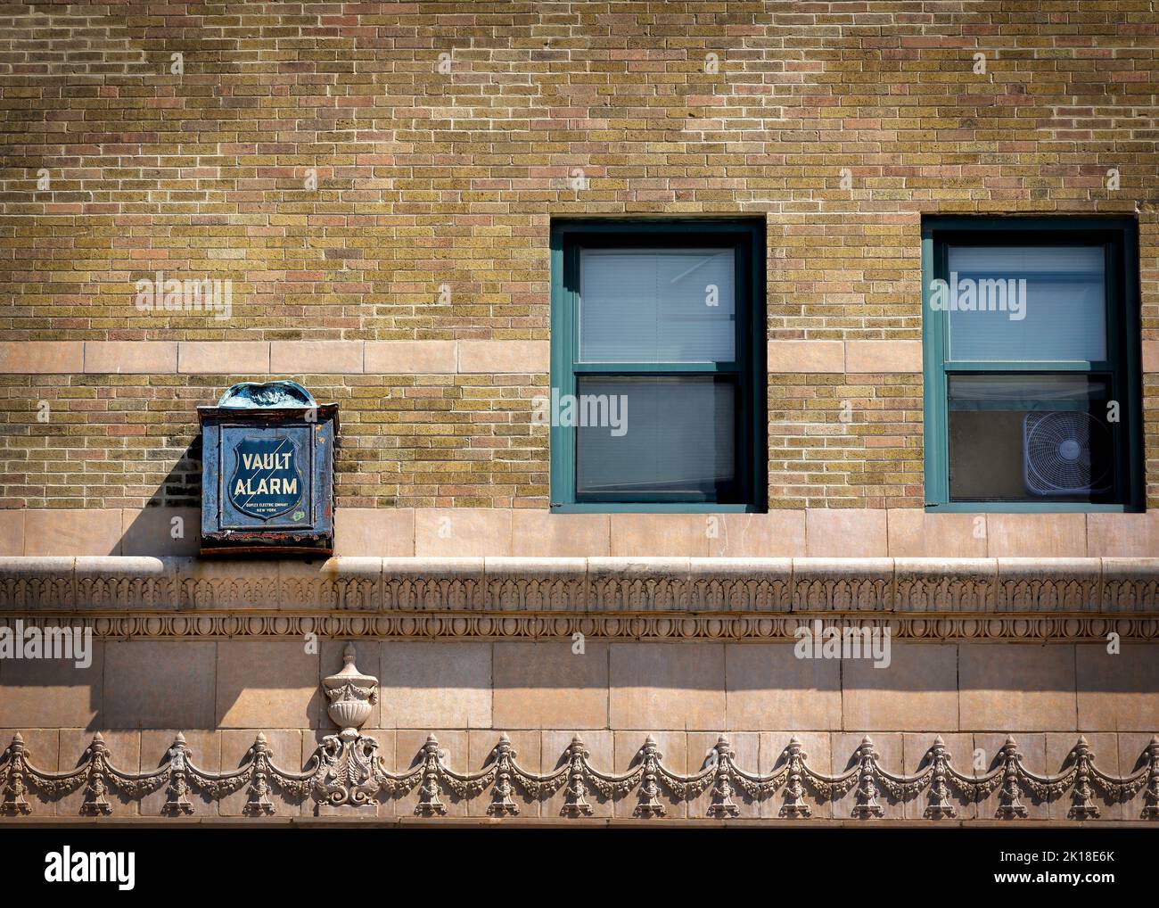 Construit en 1927 comme l'hôtel Manitowoc et la maison de la First National Bank à Manitowoc, Wisconsin. L'alarme de coffre-fort de banque détériorée est toujours visible Banque D'Images