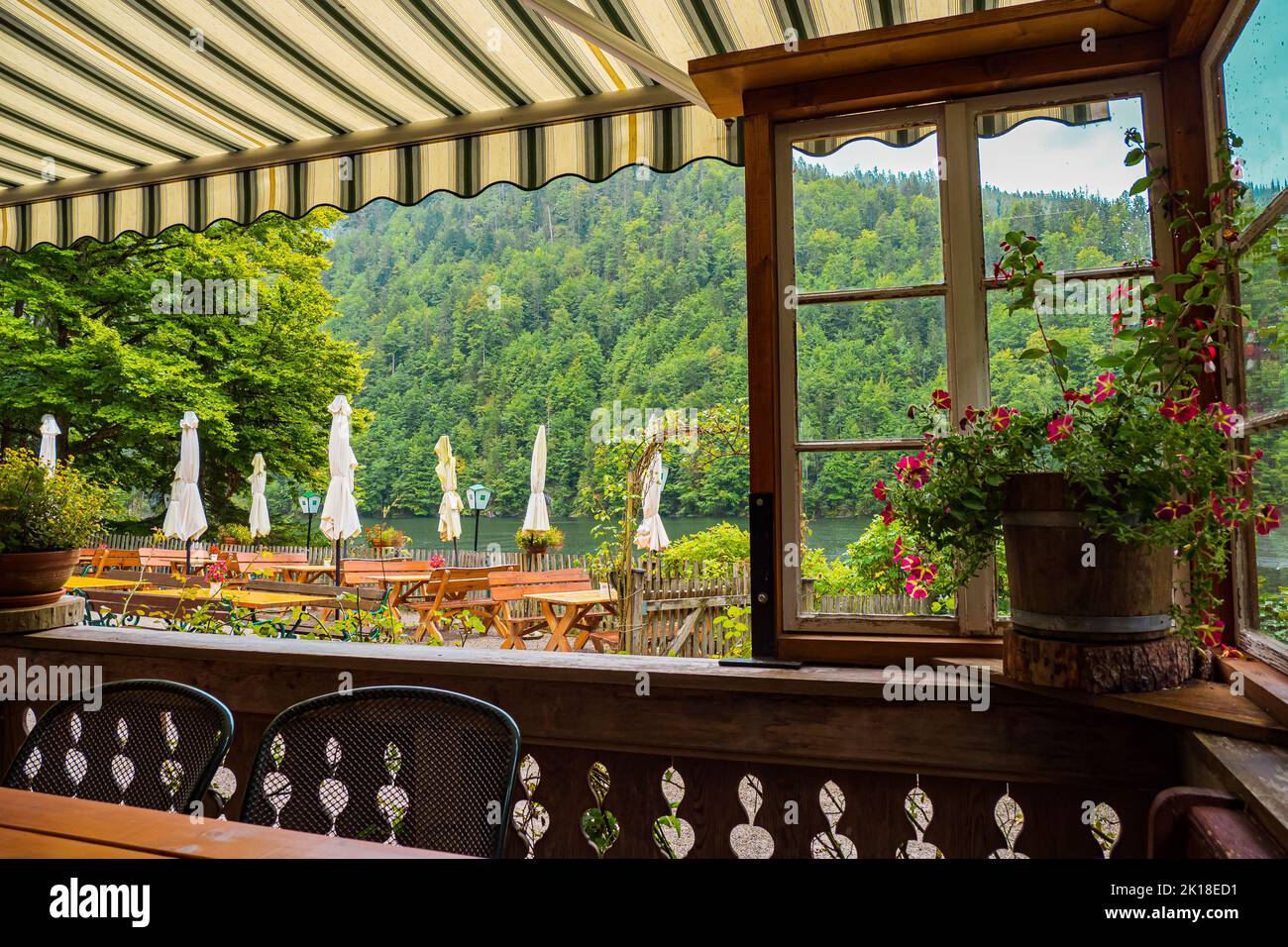 Vue depuis la terrasse du restaurant traditionnel 'Fischerhütte', au bord du lac légendaire de Toplitz, dans la région de l'Ausseer, en Styrie, en Autriche Banque D'Images