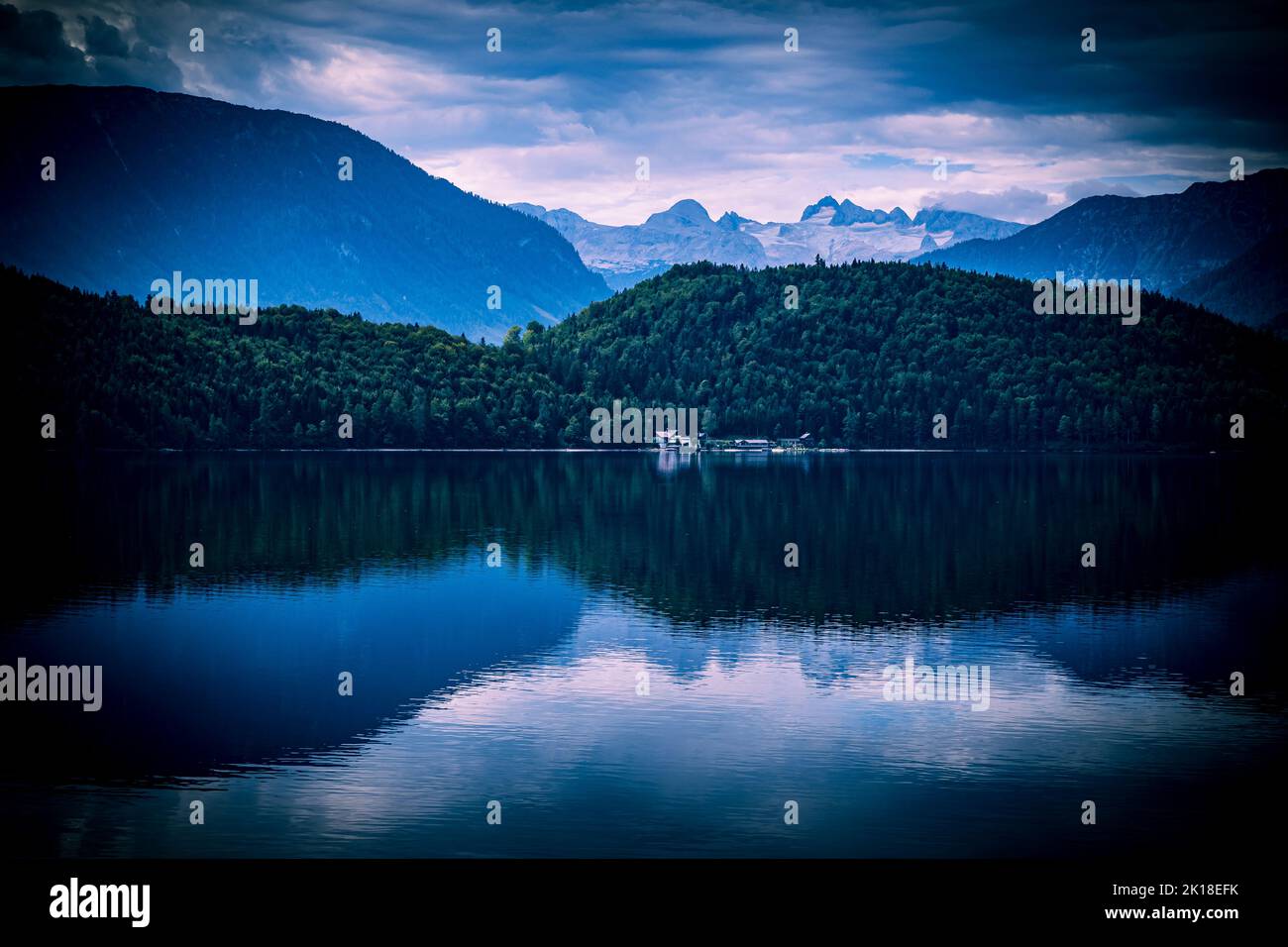 Vue à couper le souffle de la montagne Altausseer See (lac Aussee) dans la région de l'Ausseer Land, Styrie, Autriche, avec le glacier Dachstein en arrière-plan Banque D'Images