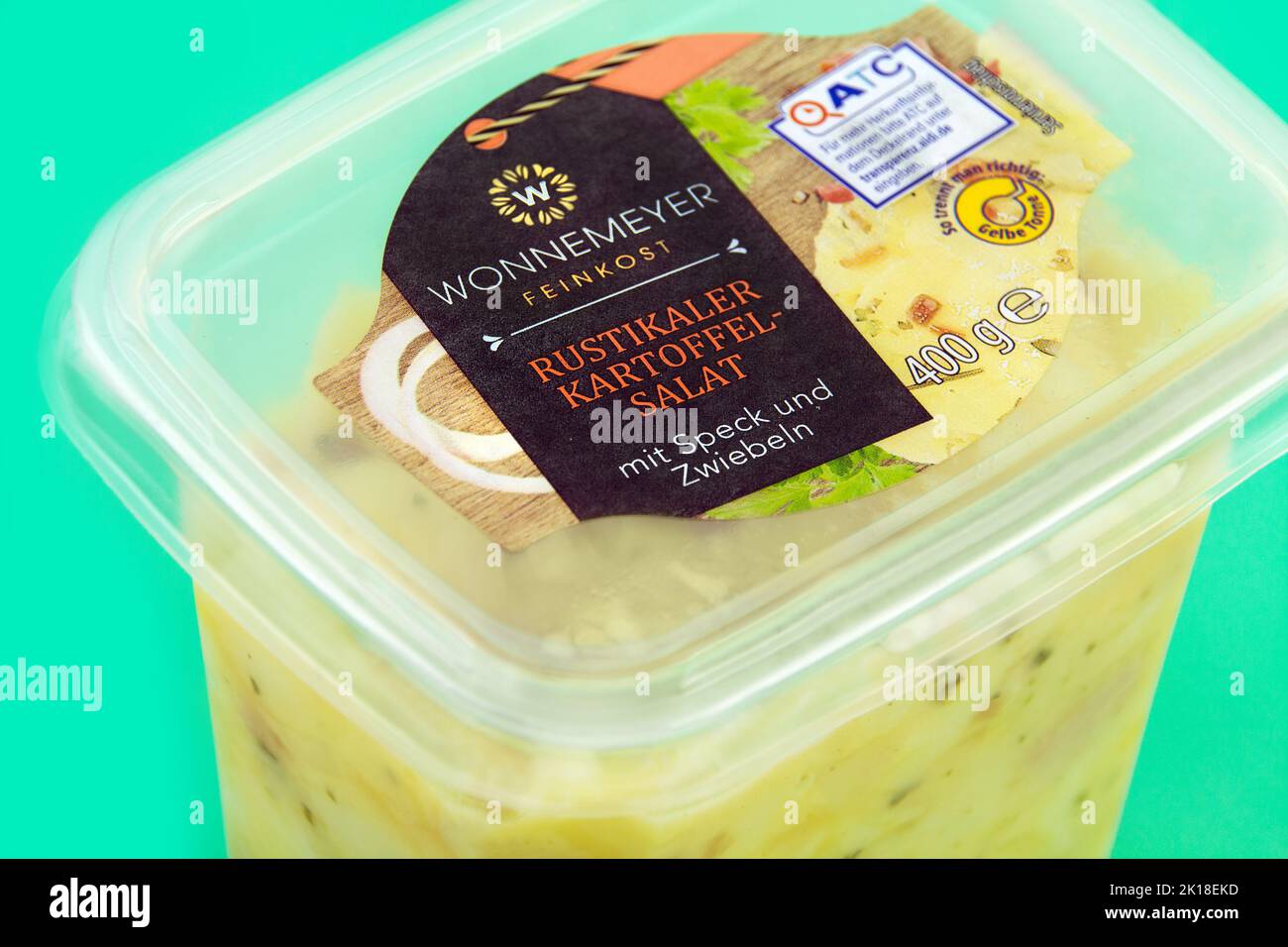 Hambourg, Allemagne - 16 septembre 2022: Wonnemeyer Feinkost Rustikaler Kartoffelsali im Becher - Wonnemeyer Feinkost salade de pommes de terre rustique dans une tasse Banque D'Images