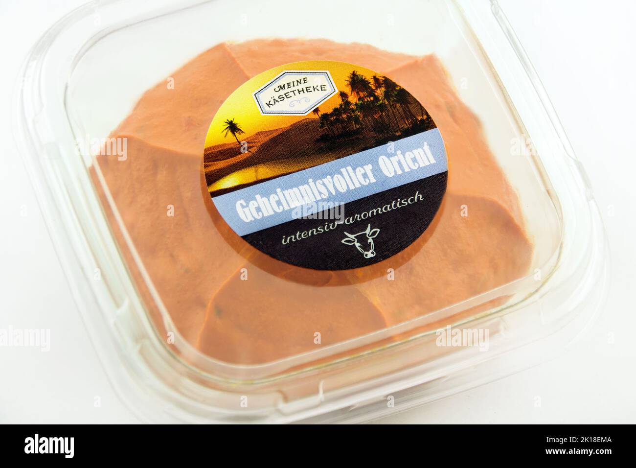 Hambourg, Allemagne - 16 septembre 2022: Meine Kästheke Streichcreme Geheimnisvoller Orient Brotaufstrich im Becher - mon comptoir de fromage mystérieux Orie Banque D'Images