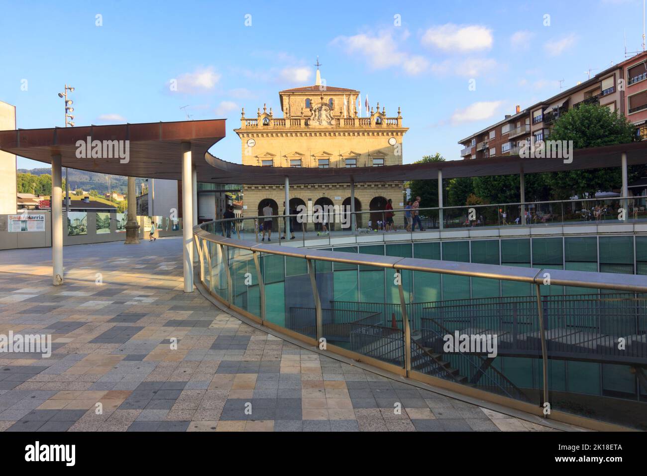 Irun, Guipuzcoa, pays Basque, Espagne : Carlos Blanco Aguinaga Bibliothèque et Centre culturel ouvert pour la première fois en 2015 et hôtel de ville sur San Juan Harri squar Banque D'Images