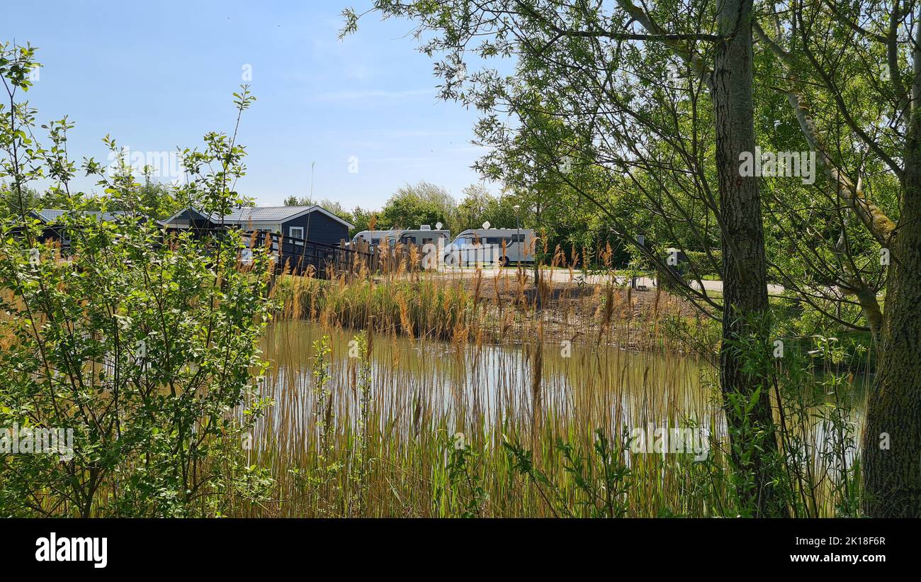 Vue sur la mer depuis la dune sur la mer du Nord et le canal à Ouddorp, province de Zélande, pays-Bas. Scène extérieure de la côte en Europe nature. Banque D'Images