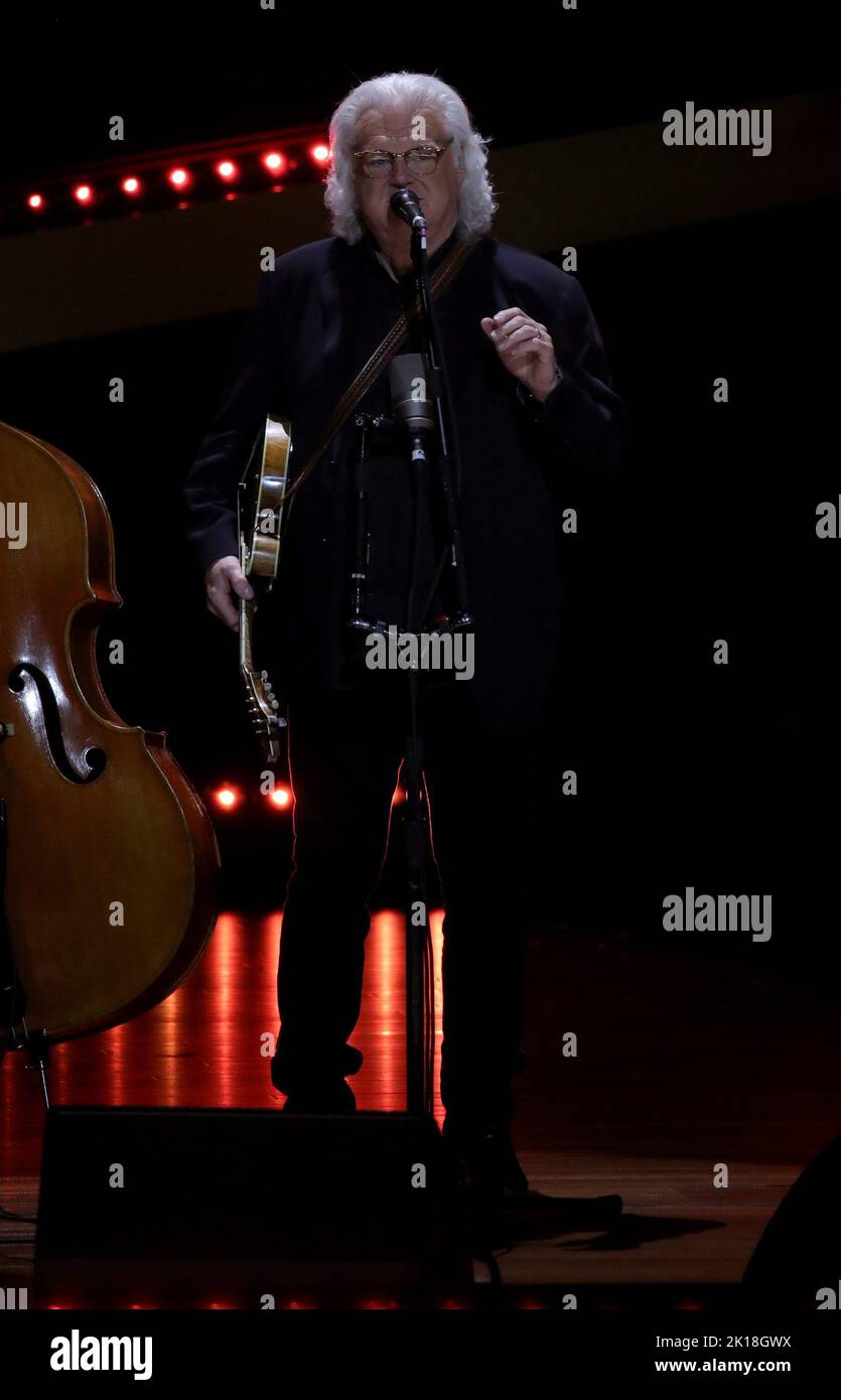 Ricky Skaggs sur scène pour LES GÉANTS de la CMT : VINCE GILL Stage ...