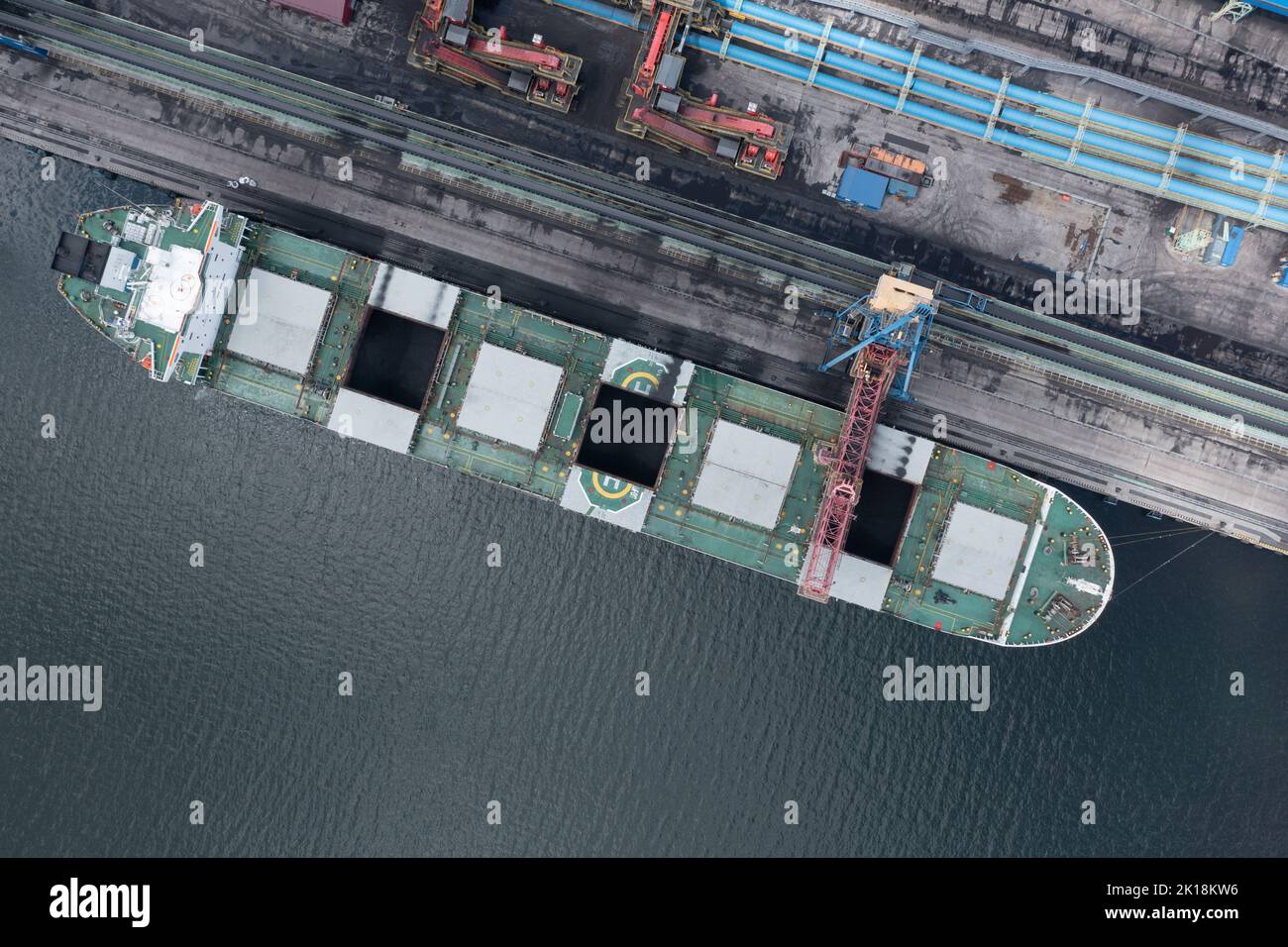 Nakhodka, Russie - 8 août 2022: Les navires de mer sont chargés à un amarrage. Banque D'Images
