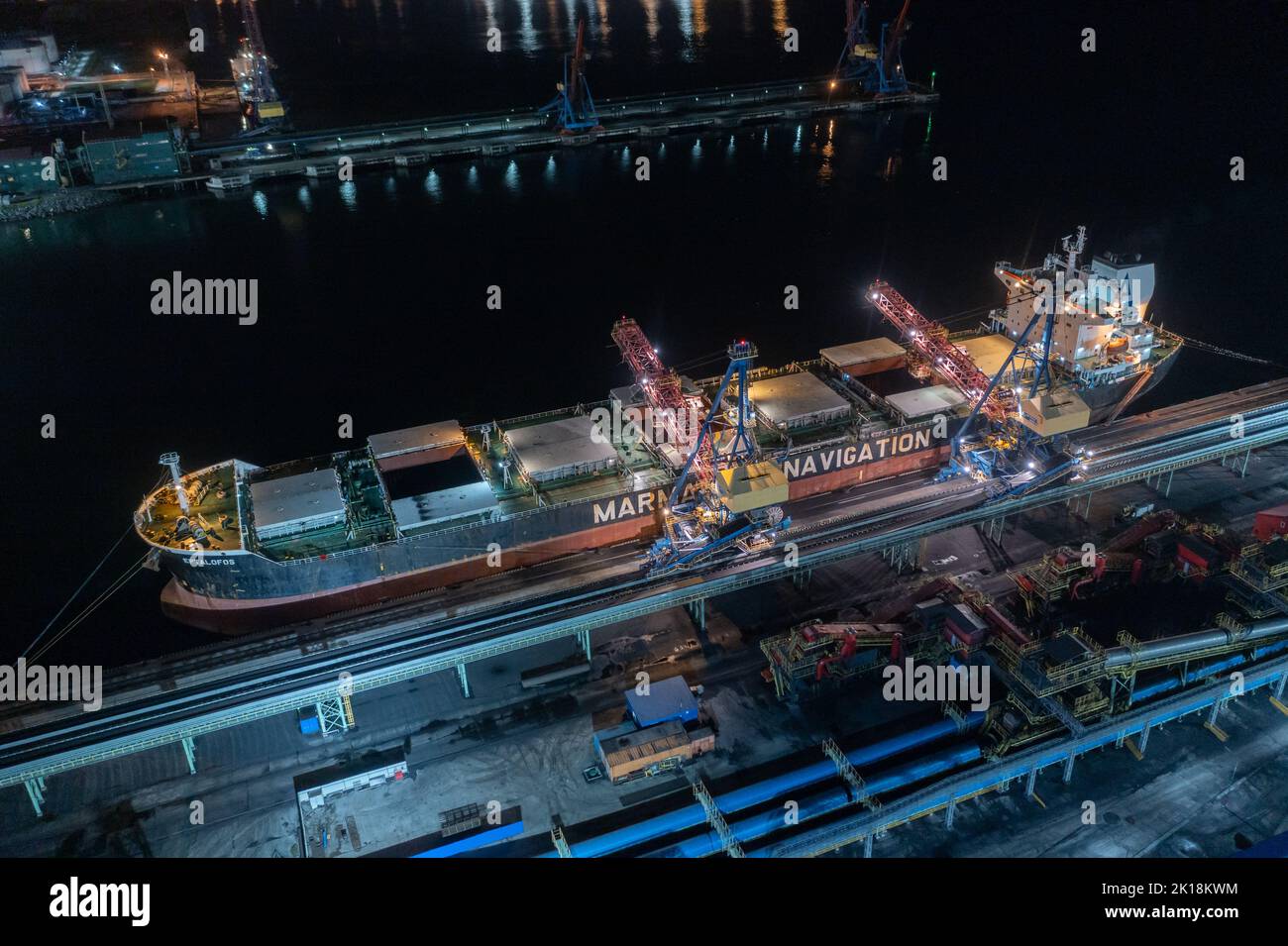 Nakhodka, Russie - 8 août 2022: Les navires de mer sont chargés à un amarrage la nuit. Banque D'Images