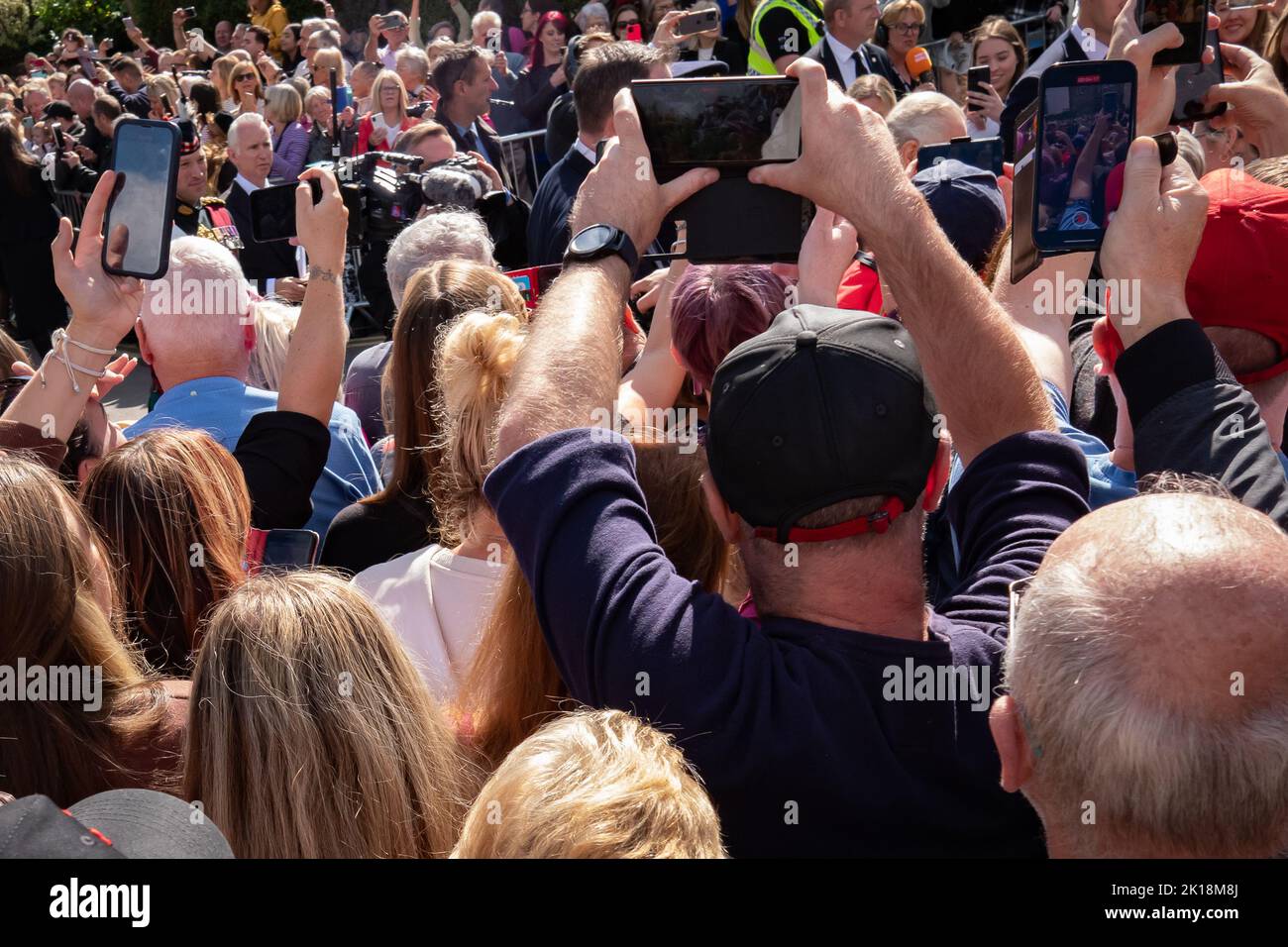 Les foules photographiant le roi Charles III à l'aide de téléphones mobiles à Cardiff après le service de commémoration de la reine Elizabeth II à la cathédrale de Llandaff septembre 2022 Banque D'Images