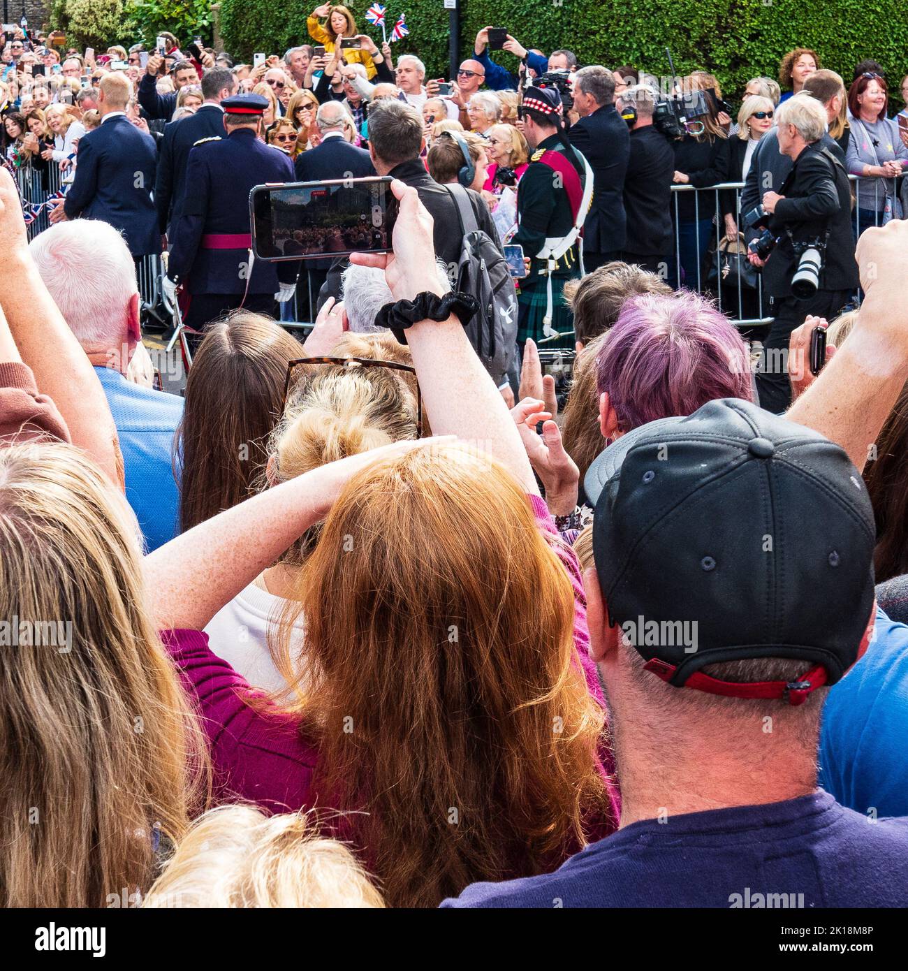 Les foules photographiant le roi Charles III à l'aide de téléphones mobiles à Cardiff après le service de commémoration de la reine Elizabeth II à la cathédrale de Llandaff septembre 202 Banque D'Images