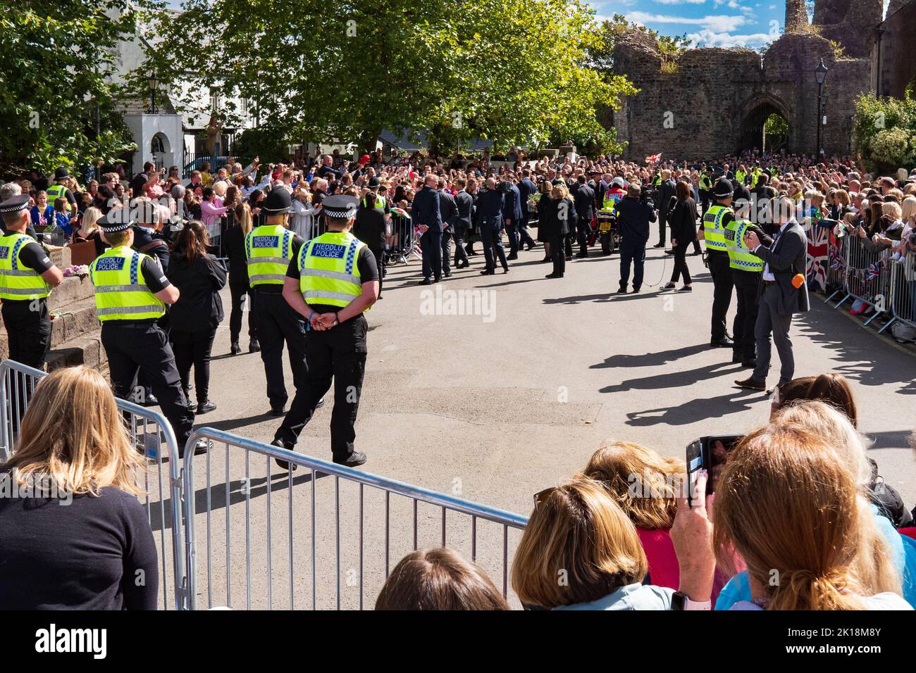 La foule et la sécurité de la police attendent le roi Charles III à Cardiff après le service de commémoration de la reine Elizabeth II à la cathédrale de Llandaff septembre 2022 Banque D'Images