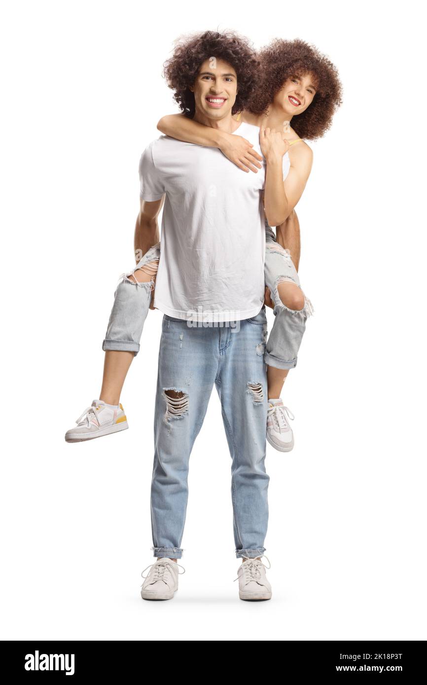 Guy avec des cheveux bouclés portant une fille sur son dos isolé sur fond blanc Banque D'Images