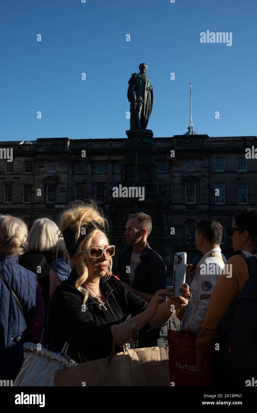 Scènes sur le Royal Mile dans les minutes qui suivent le cercueil de sa Majesté la reine Elizabeth II commence son voyage à Londres, quittant l'Écosse pour la dernière fois, à Édimbourg, en Écosse, le 13 septembre 2022. Banque D'Images
