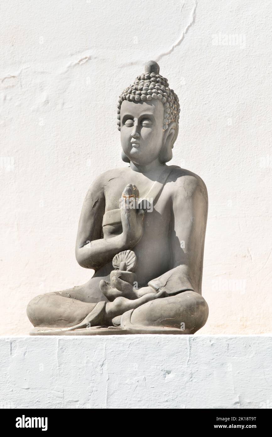 Statue de Bouddha en pierre sur un mur à Ibiza, Iles Baléares, Espagne Banque D'Images