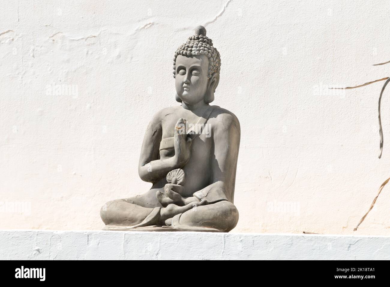 Statue de Bouddha en pierre sur un mur à Ibiza, Iles Baléares, Espagne Banque D'Images