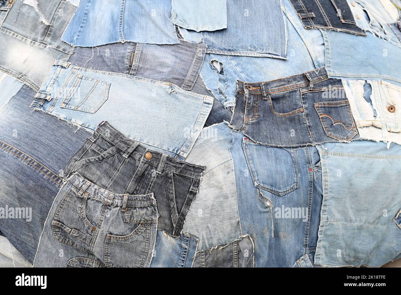 Morceaux de tissu de Jean bleu foncé et bleu clair Banque D'Images