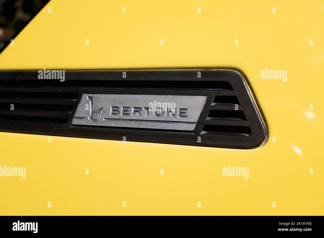 Badge et logo sur la carrosserie peinte en jaune d'une voiture Bertone lors d'un salon de voitures Classic à Saffron Walden, Essex, Royaume-Uni Banque D'Images