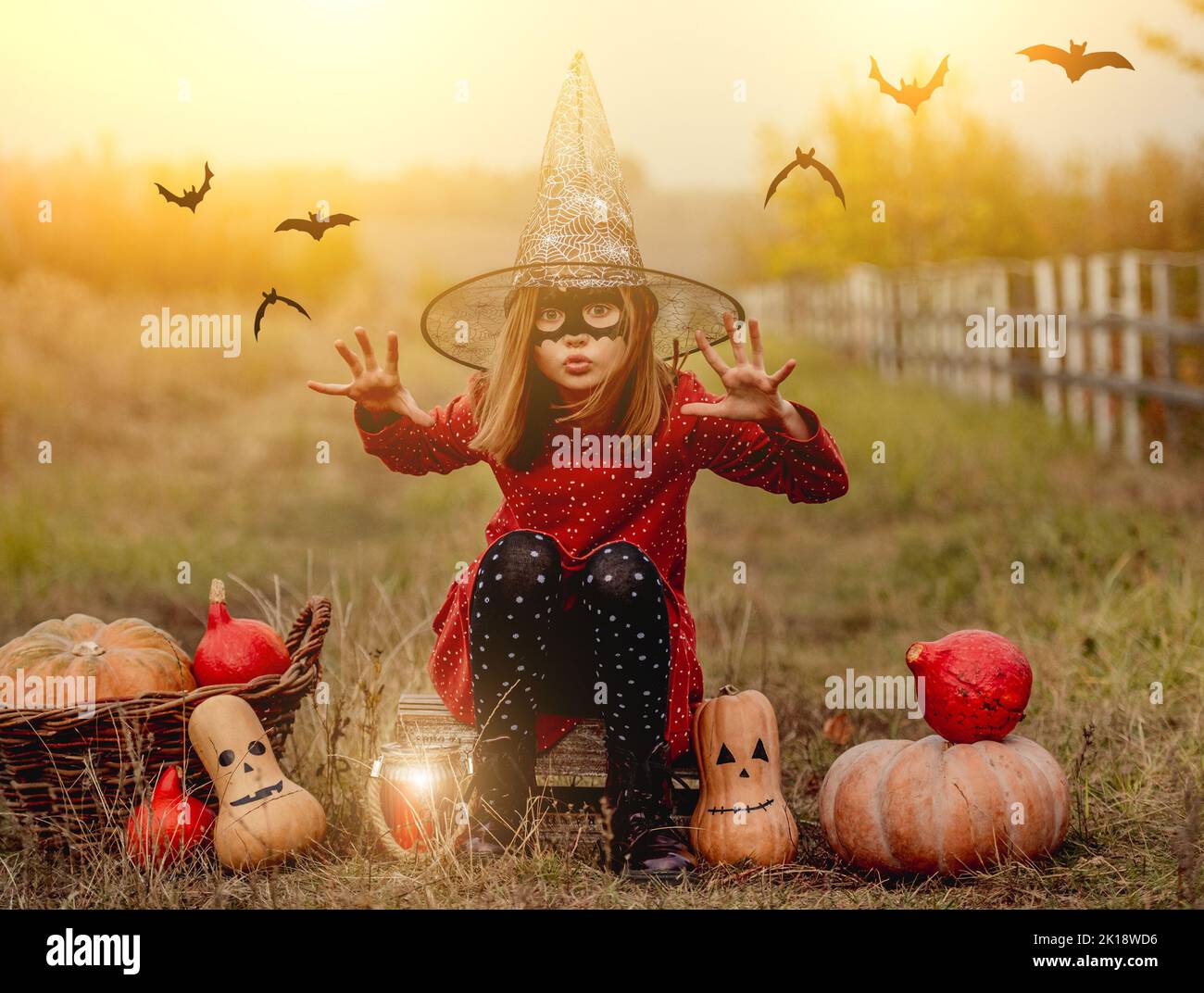 Petite fille en costume d'halloween sur la nature Banque D'Images