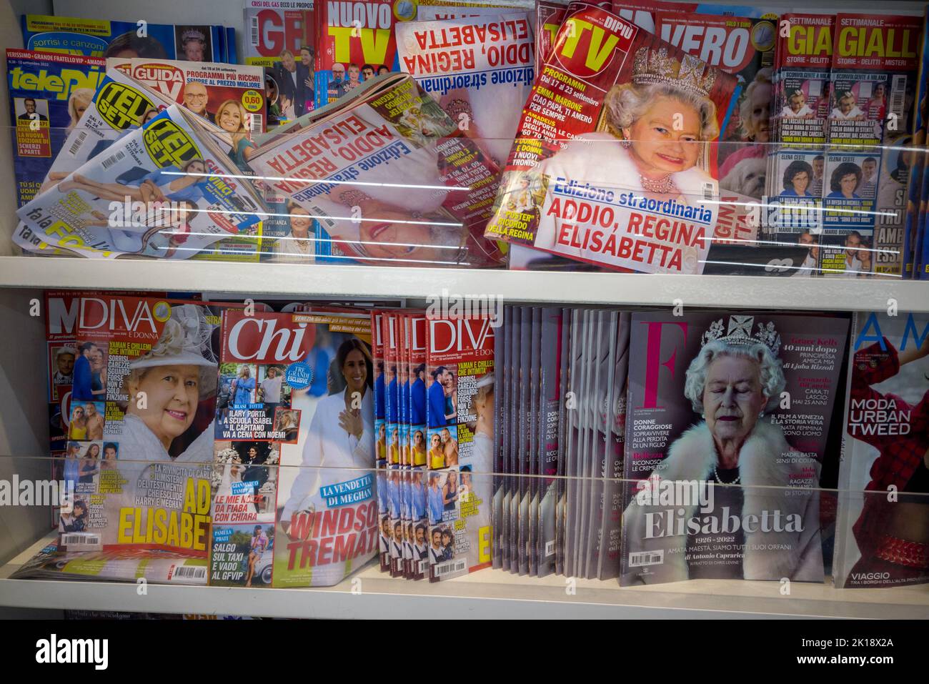 Turin, Italie - 14 septembre 2022: Magazines italiens avec sur couverture des nouvelles de la mort de la reine Elizabeth sur le rayon de kiosque. Tex: Addio Regina Elisabett Banque D'Images