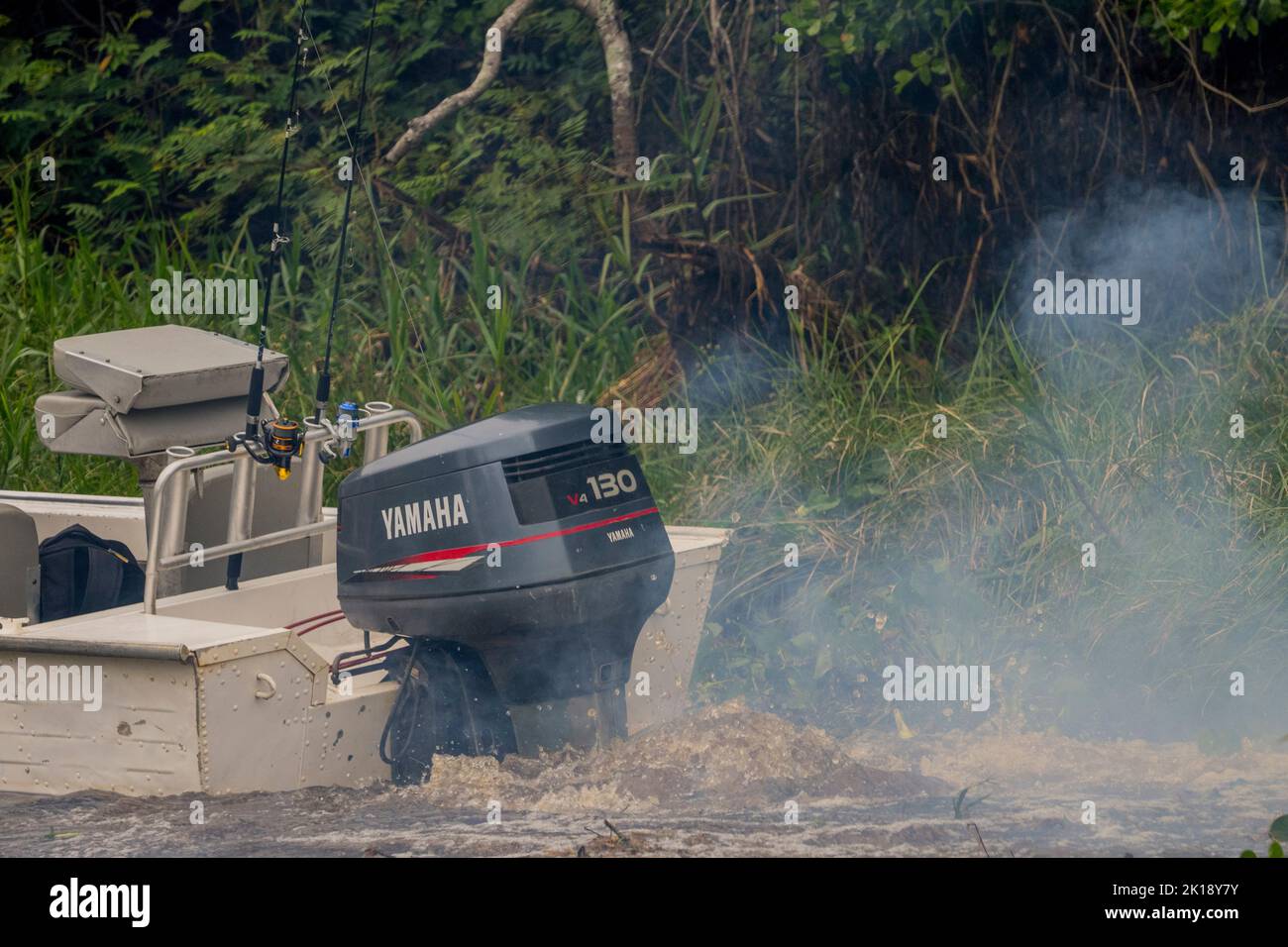 L'échappement d'un moteur extérieur d'un bateau d'excursion dans l'un des affluents de la rivière Cuiaba près de Porto Jofre dans le nord du Pantanal, Mato GR Banque D'Images