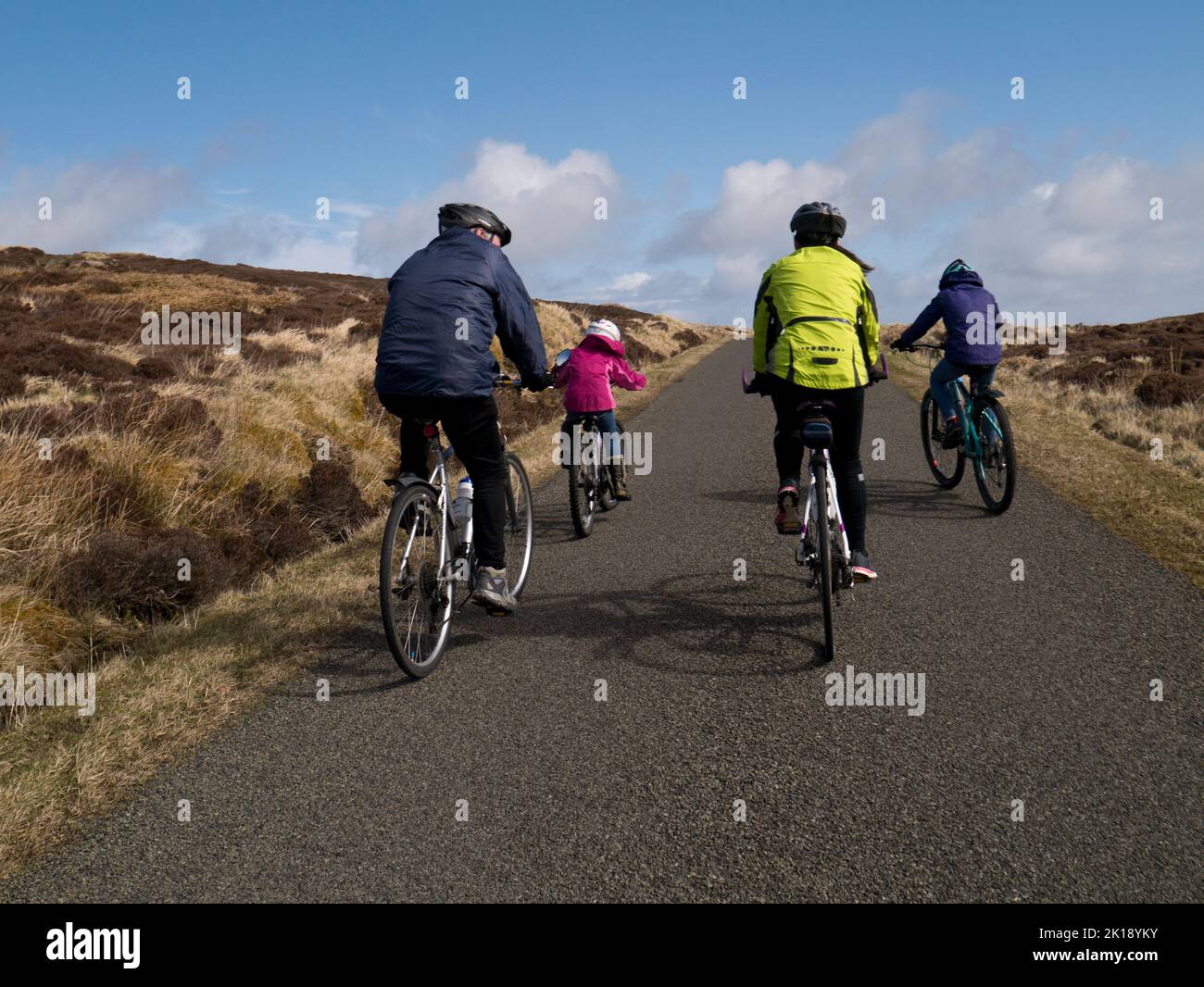 En famille, à vélo sur des routes calmes, Orkney Isles Banque D'Images