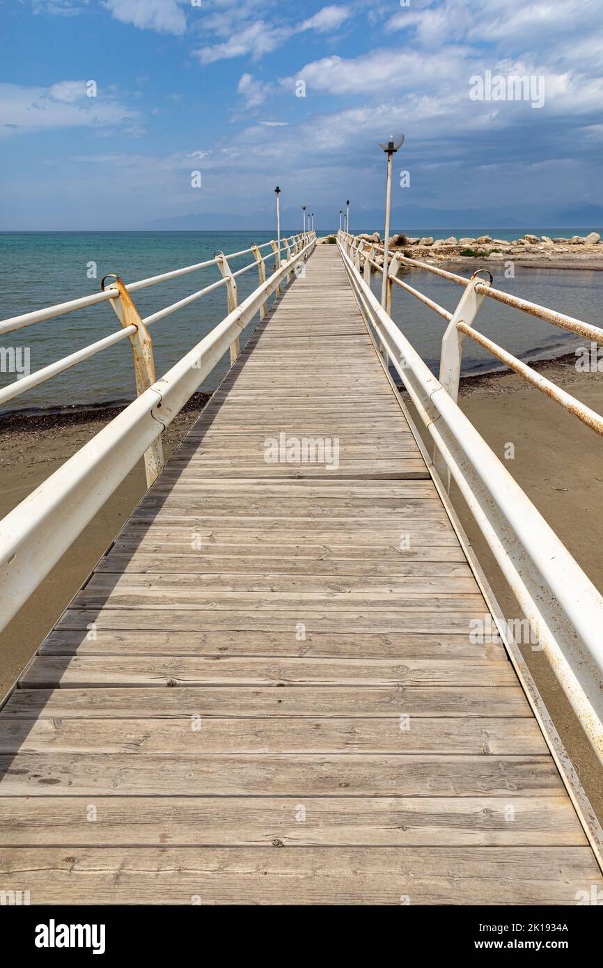 Sur le front de mer de Roda, Corfou, Grèce Banque D'Images