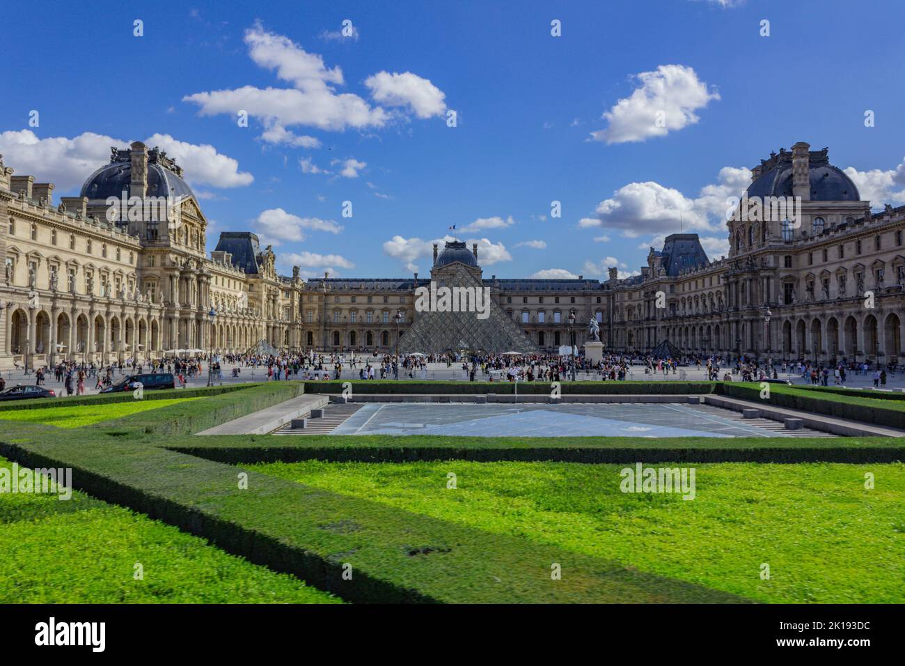 Vue panoramique sur le musée du Louvre au coeur de Paris, en France, en plein jour Banque D'Images