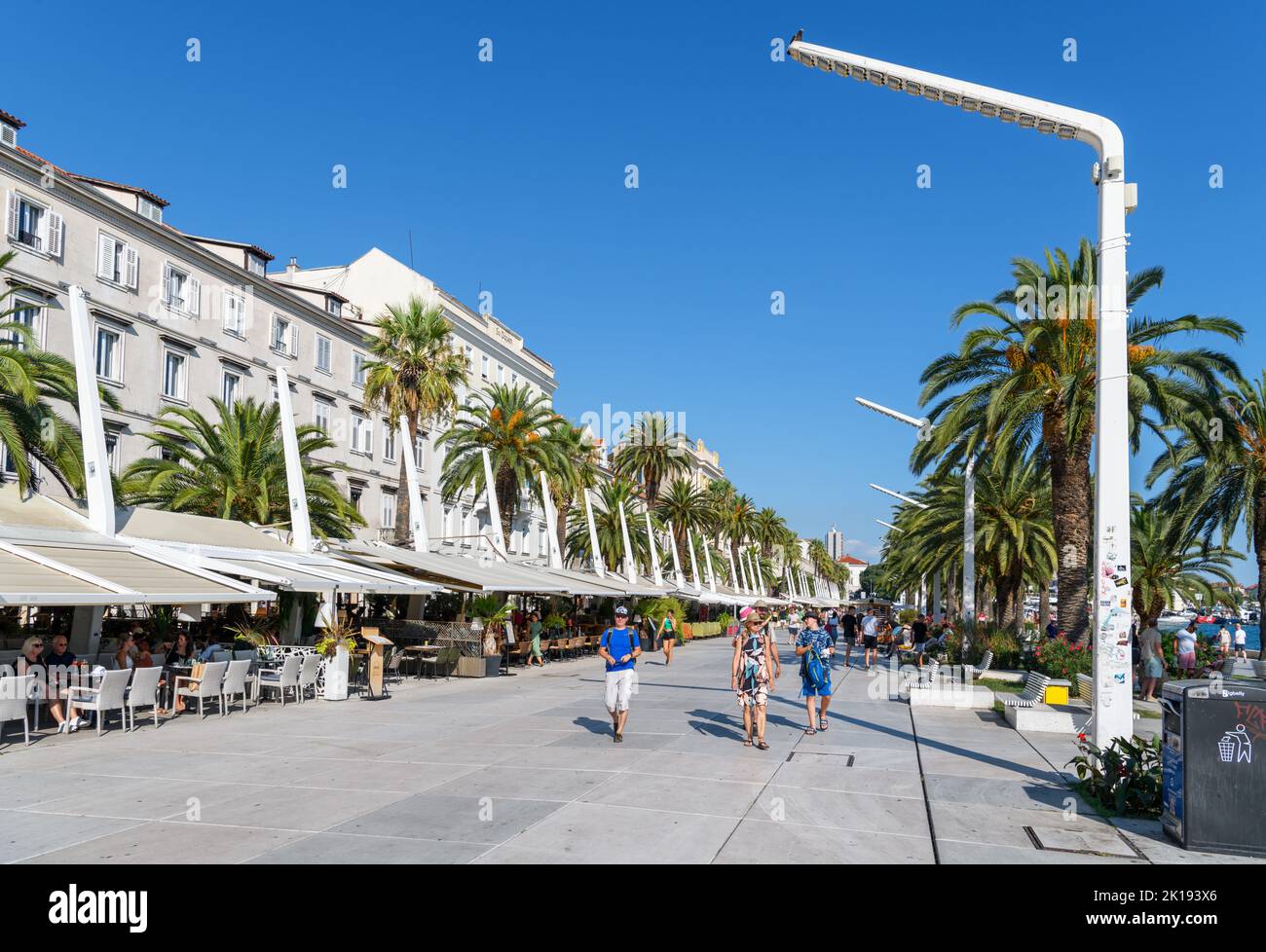 Cafés et bars sur Obala Hrvatskog narodnog preporoda, une rue sur le front de mer dans la vieille ville de Split, Croatie Banque D'Images