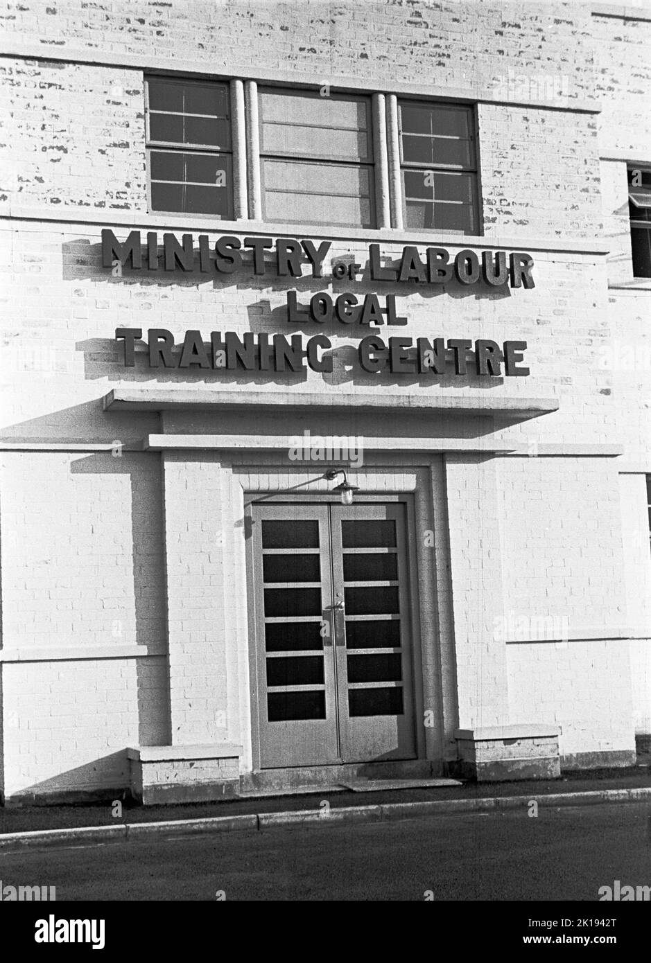 Années 1930, historique, vue de face d'un centre de formation local pour le ministère du travail, pays de Galles du Sud, Royaume-Uni, utilisé pour former d'anciens travailleurs miniers dans des zones de chômage élevé. Le ministère du travail a été créé par le gouvernement britannique en 1916 pour assumer les responsabilités des bourses du travail, des relations industrielles et, plus tard, de l'emploi et de la formation des jeunes. En 1939, alors que la guerre contre l'Allemagne était imminente, elle fut rebaptisée ministère du travail et de la Serivce, avec la responsabilité d'affecter les personnes en âge de travailler aux forces armées, à la défense civile et à l'industrie. Banque D'Images
