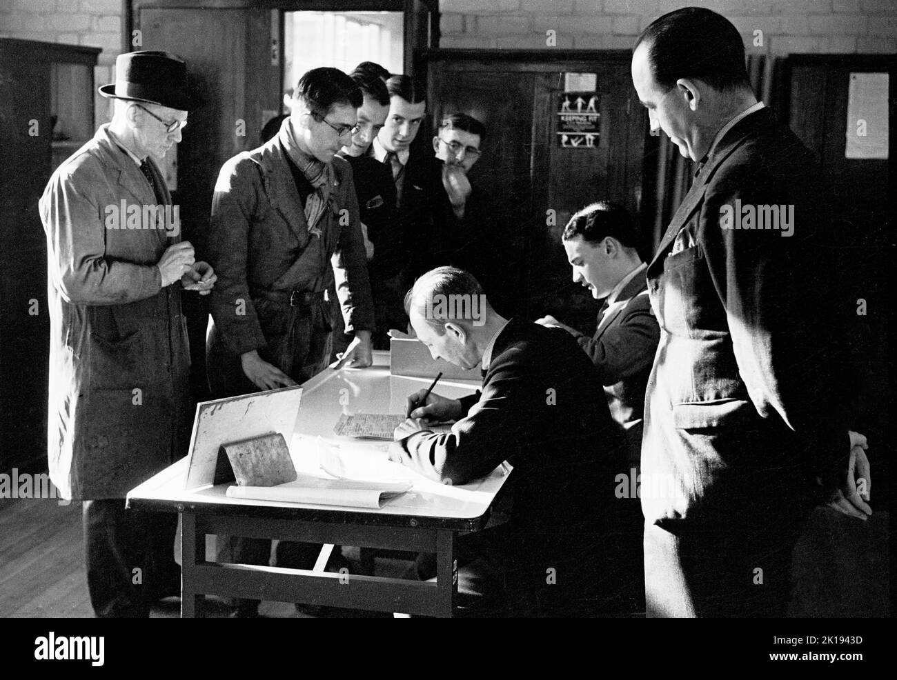 Années 1930, des hommes historiques au chômage s'inscrivent à un cours dans un centre de formation du ministère du travail, Galles du Sud, Royaume-Uni. Le ministère du travail a été créé par le gouvernement britannique en 1916 pour assumer les responsabilités des bourses du travail, des relations industrielles et, plus tard, de l'emploi et de la formation des jeunes. En 1939, alors que la guerre contre l'Allemagne était imminente, elle fut rebaptisée ministère du travail et de la Serivce, avec la responsabilité d'affecter les personnes en âge de travailler aux forces armées, à la défense civile et à l'industrie. Banque D'Images
