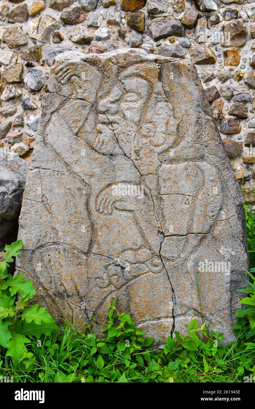 Les célèbres Los Danzantes, monuments en pierre sculptée à côté du bâtiment L, site archéologique de Monte Alban, ruines de la civilisation Zapotec, Oaxaca, Mexique Banque D'Images
