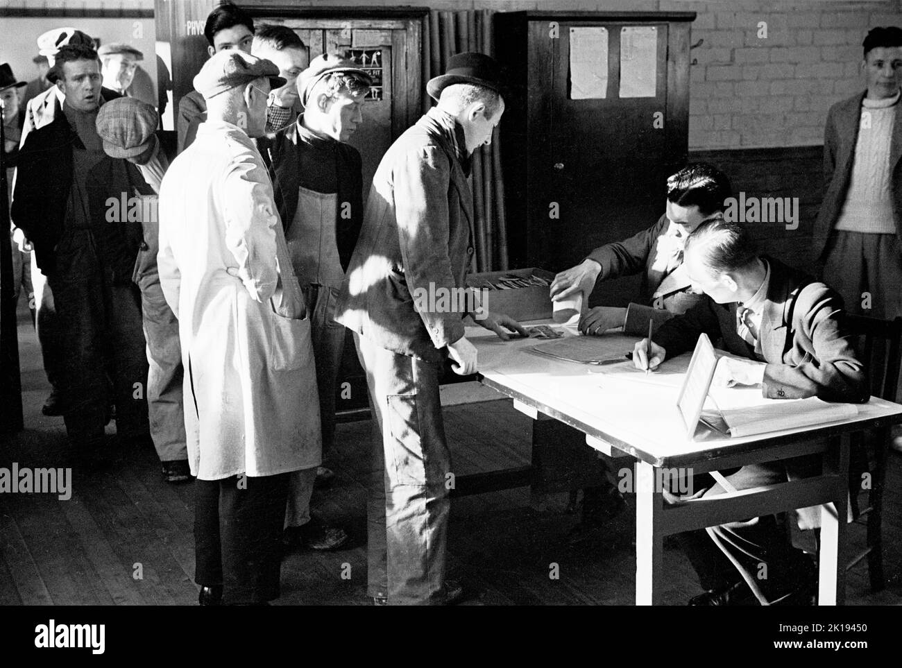 Années 1930, des mineurs historiques sans emploi s'inscrivent à un cours dans un centre de formation du ministère du travail, Galles du Sud, Royaume-Uni. Le ministère du travail a été créé par le gouvernement britannique en 1916 pour assumer les responsabilités des bourses du travail, des relations industrielles et, plus tard, de l'emploi et de la formation des jeunes. En 1939, alors que la guerre contre l'Allemagne était imminente, elle fut rebaptisée ministère du travail et de la Serivce, avec la responsabilité d'affecter les personnes en âge de travailler aux forces armées, à la défense civile et à l'industrie. Banque D'Images