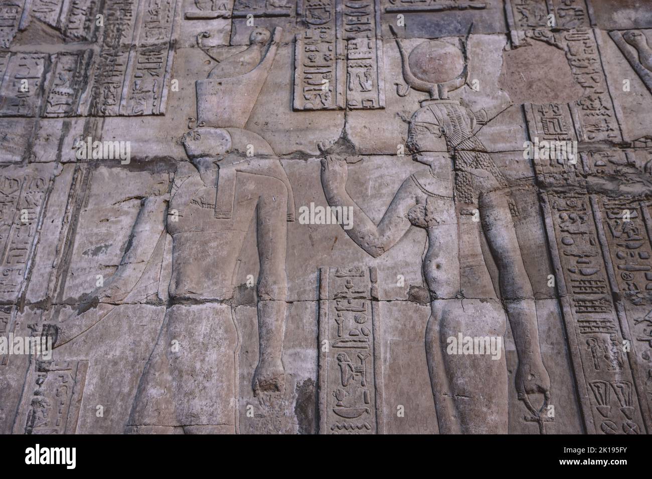 Photo d'un ancien dessin égyptien sur les murs du Temple d'Edfu, Égypte Banque D'Images