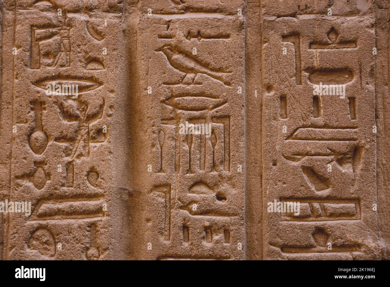 Photo d'un ancien dessin égyptien sur les murs du Temple d'Edfu, Égypte Banque D'Images