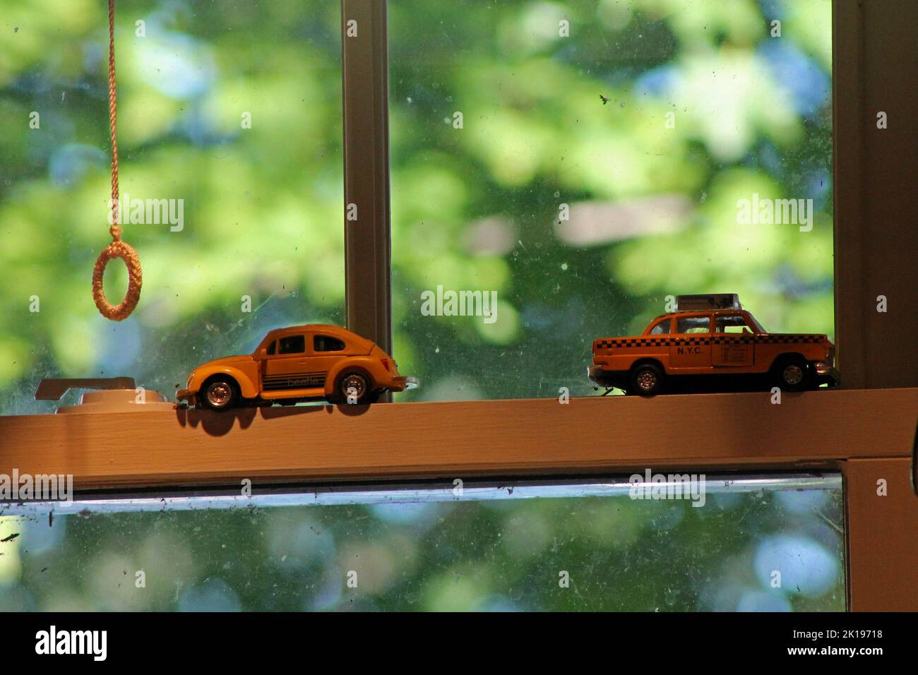 Voitures de jouet vintage dans le rebord de fenêtre de la cabine Banque D'Images