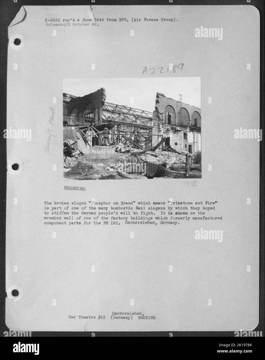 Le slogan brisé « Phosphor un Brand », qui signifie « Brimstone and Fire », fait partie de l'un des nombreux slogans nazis bombardés par lesquels ils espéraient renforcer la volonté du peuple allemand de se battre. Il est illustré sur le mur épave de l'un des bâtiments d'usine WHI Banque D'Images